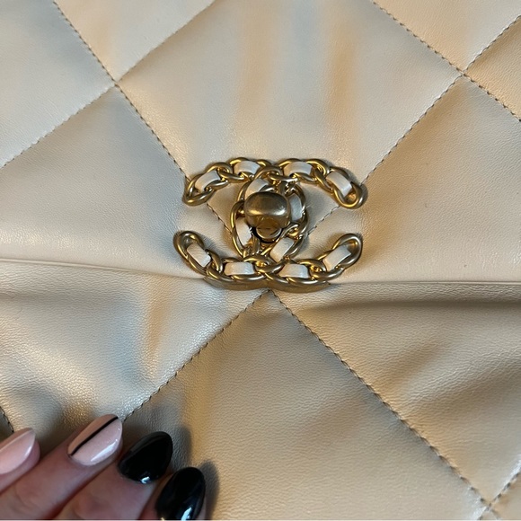 Chanel 19 beige large flap bag lambskin two tone metal - Picture 6 of 14